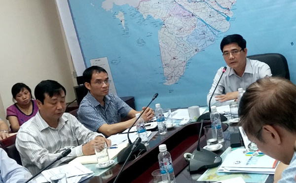 Thiệt[-]hại[-]gần[-]5.200[-]tỷ[-]đồng,[-]hạn[-]mặn[-]còn[-]lan[-]rộng